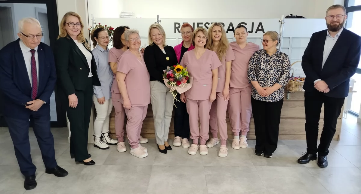 Na zdjęciu personel gminnego ośrodka zdrowia w Sulmierzycach razem z władzami gminy cieszy się nowym obiektem i lepszymi warunkami pracy/fot.: Joanna Major