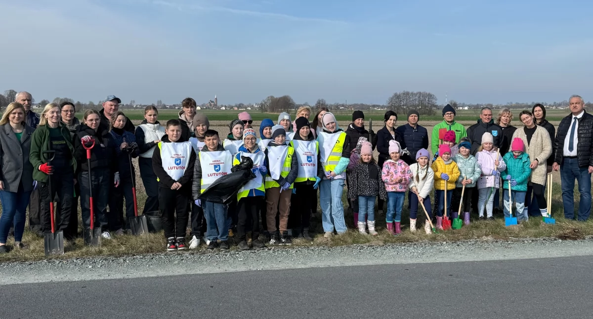 Na zdjęciu uczestnicy proekologicznej akcji w Lututowie/ fot.: Gmina Lututów 