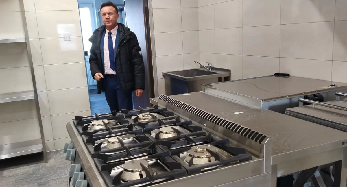 Na zdjęciu wójt gminy Biała Grzegorz Mielczarek zaprasza w progi nowej kuchni OSP Młynisko / fot.: Joanna Major 