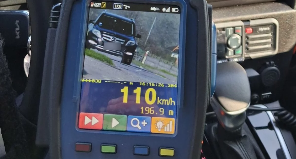 Na zdjęciu osobowy mercedes, którym jechała 23-latka / Fot. KPP Wieruszów