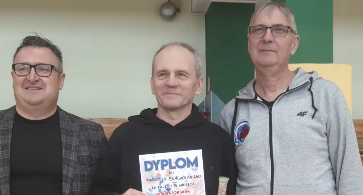 Na zdjęciu od lewej: Marek Bednarski ze Starostwa Powiatowego w Pajęcznie, siódmy zawodnik turnieju Mariusz Błachowski, oraz dyrektor MOSiR Jarosław Gruszka/fot. Łukasz Płuciennik (wszystkie)