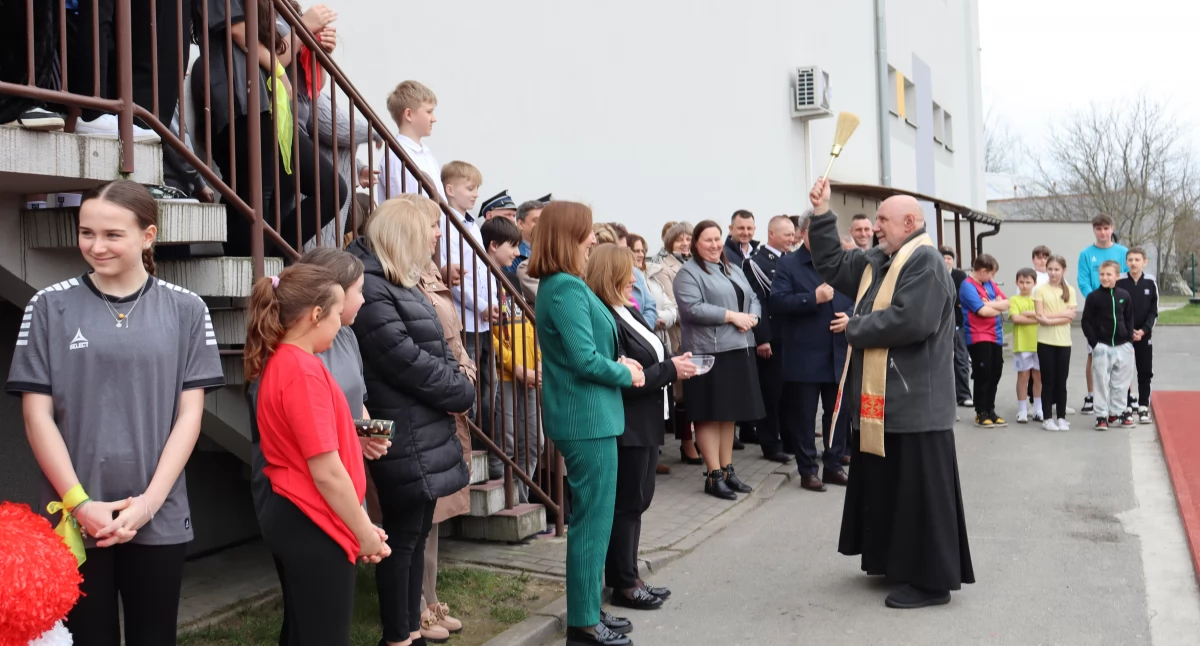 Zdjęcia z oficjalnego otwarcia nowego boiska w Zespole Szkół Samorządowych im. Króla Władysława Jagiełły w Dzietrznikach/ fot.: ZSS w Dzietrznikach