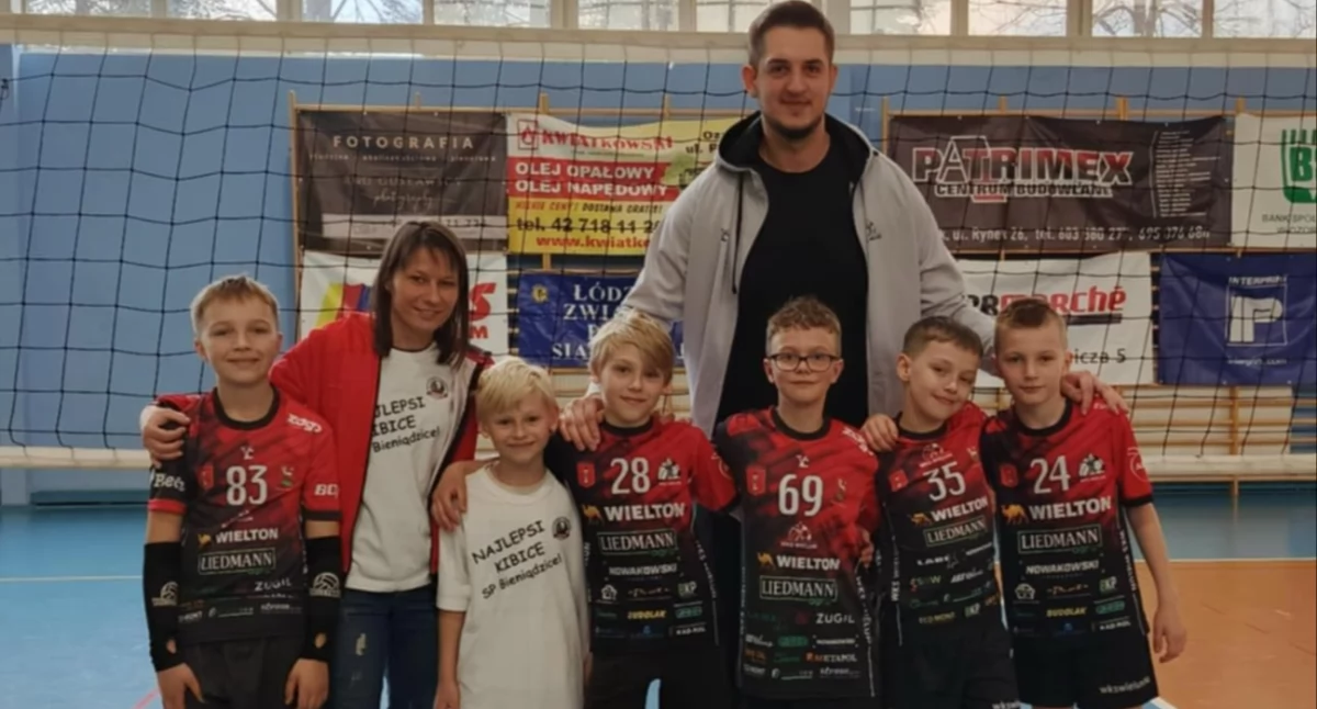 Na zdjęciu młodzi siatkarze WKS-u Wieluń wraz z trenerem Tomaszem Stysiakiem oraz Katarzyną Pluskotą - Jasicką/fot. archiwum prywatne Tomasz Stysiak (wszystkie)