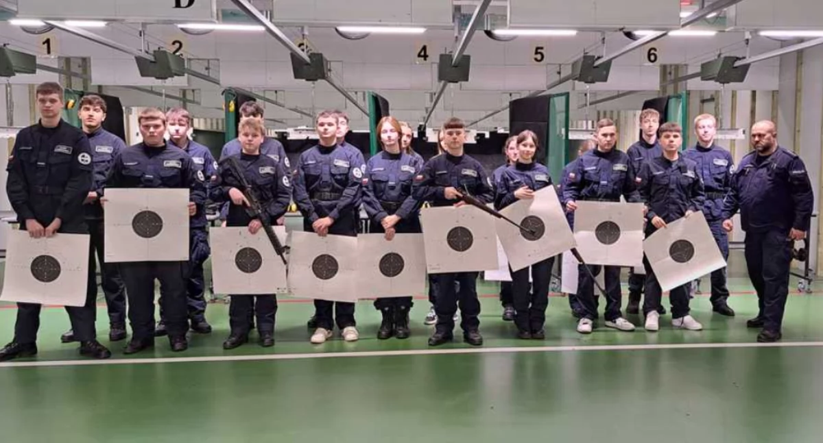 Na zdjęciu uczestnicy strzeleckich zajęć ze szkoły w Działoszynie wraz z pajęczańskimi policjantami / Fot. KPP Pajęczno 