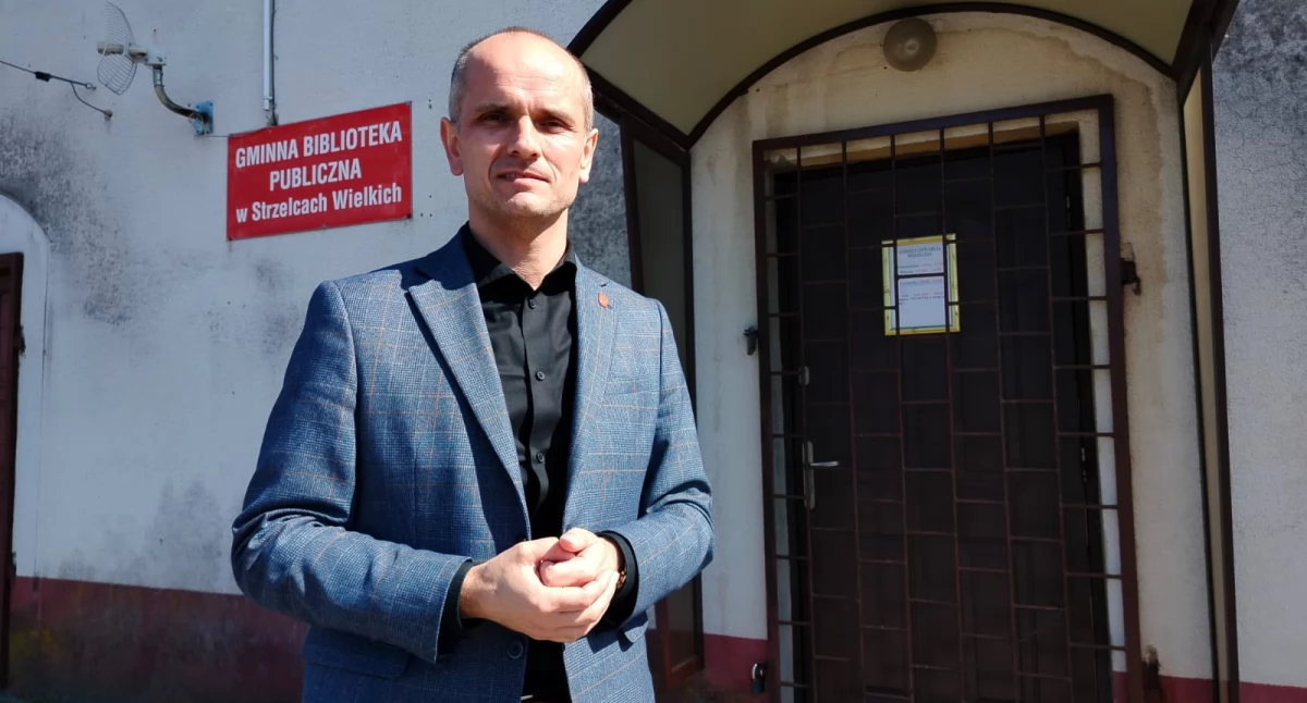 Na zdjęciu wójt gminy Strzelce Wielkie opowiada reporterce kulisy.net o kulturalnych planach / fot.: Joanna Major