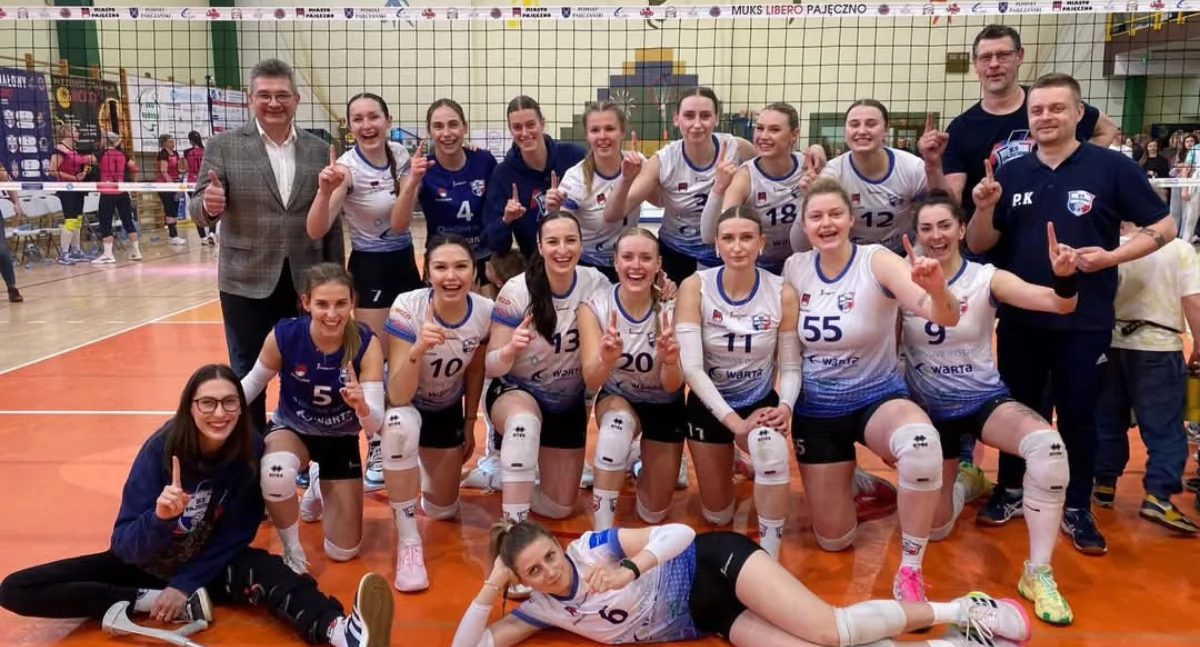 Na zdjęciu drużyna Klubu Sportowego Pajęczno oraz burmistrz Pajęczna - Dariusz Tokarski/fot. KS Pajęczno 