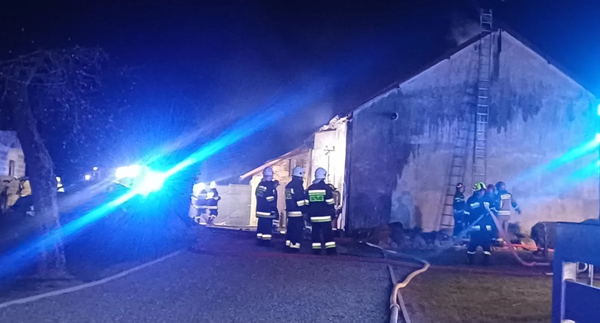 Na zdjęciu strażacy podczas akcji ratowniczo – gaśniczej w Brzozie, gm. Biała / fot.: Elżbieta Mizak