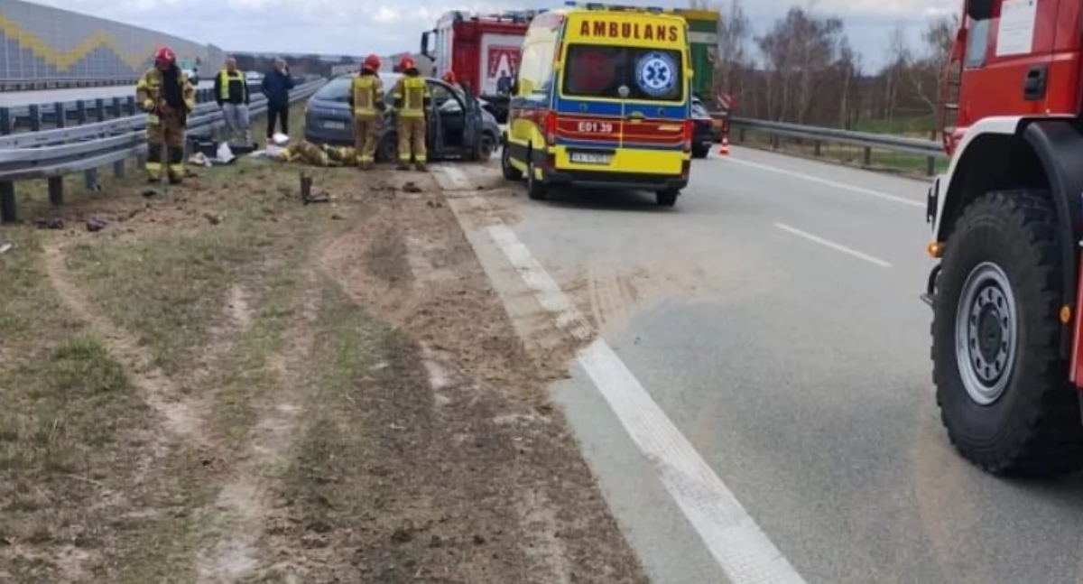 Na zdjęciu miejsce wypadku na trasie S8 niedaleko Sieradza / Fot. KP PSP Sieradz 