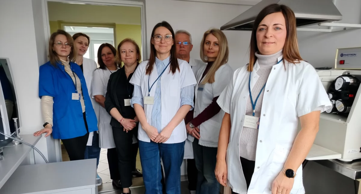 Na zdjęciu personel wieluńskiego Sanepidu prowadzi zajęcia praktyczne podczas dni otwartych Powiatowej Stacji Sanitarno – Epidemiologicznej/fot.: Joanna Major