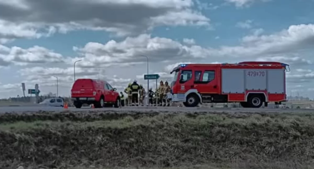 Na zdjęciu kolizja samochodu osobowego z ciężarówką na obwodnicy Praszki/fot.: OSP Praszka