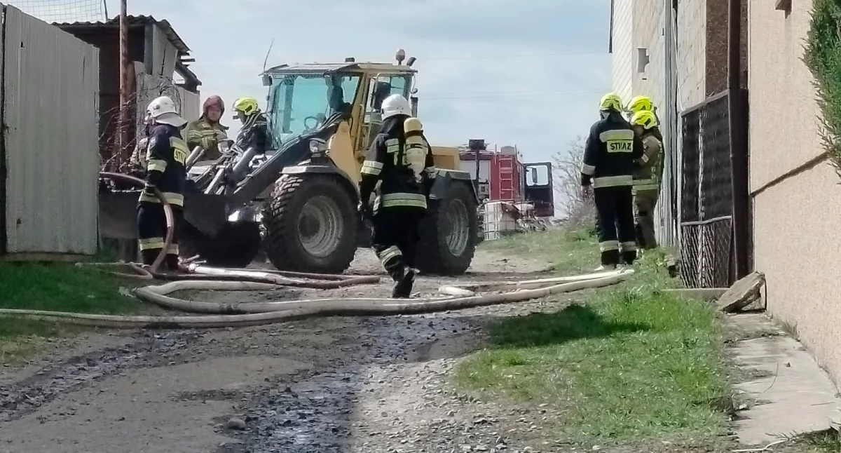 Na zdjęciu akcja ratowniczo – gaśnicza w Łaszewie Rządowym w gminie Wierzchlas / fot.: Joanna Major