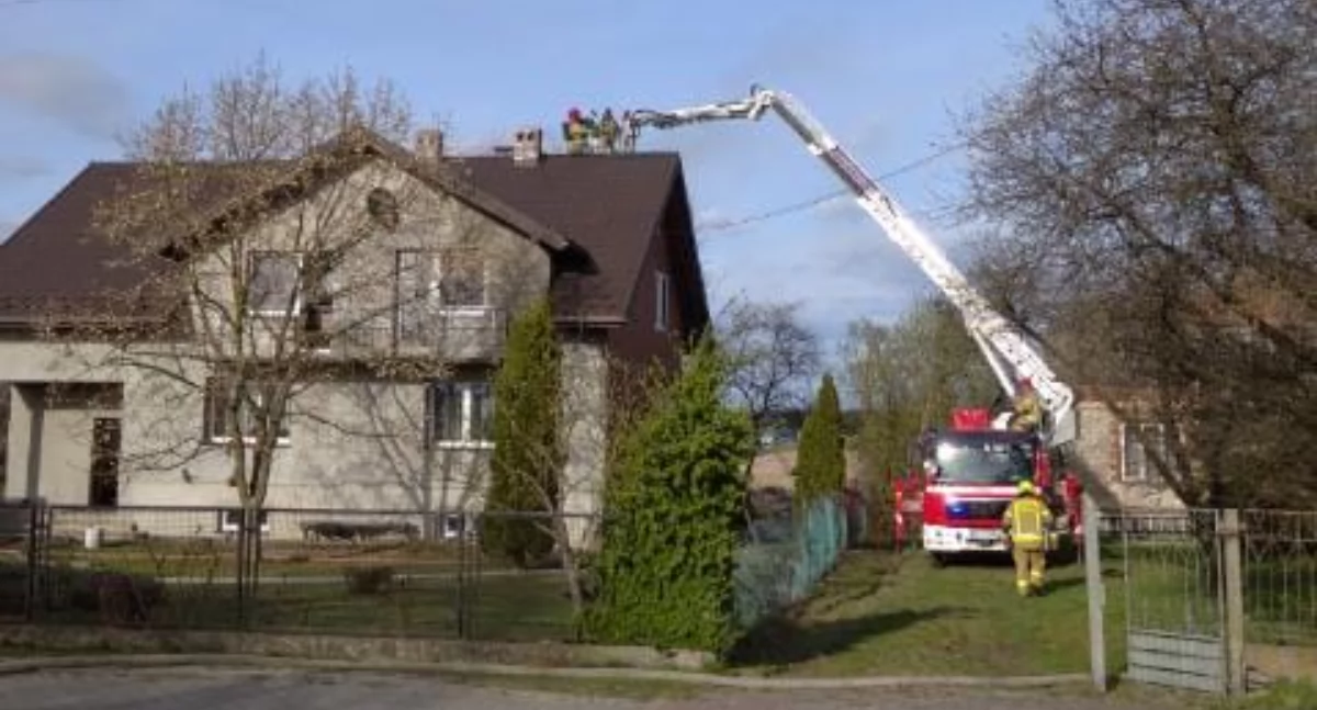 Na zdjęciu akcja gaszenia pożaru domu w Makowiskach / fot.: archiwum prywatne