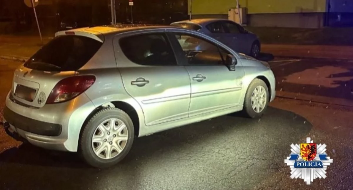 Na zdjęciu pojazd, który stoczył się na jezdnię z miejsca parkingowego / Fot. KPP Radomsko