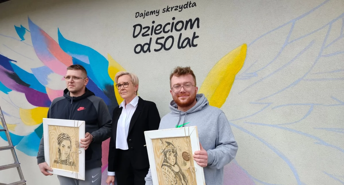 Na zdjęciu artyści tworzący pamiątkowy mural z okazji 50-lecia SOSW w Gromadzicach z dyrektorką / fot.: Joanna Major
