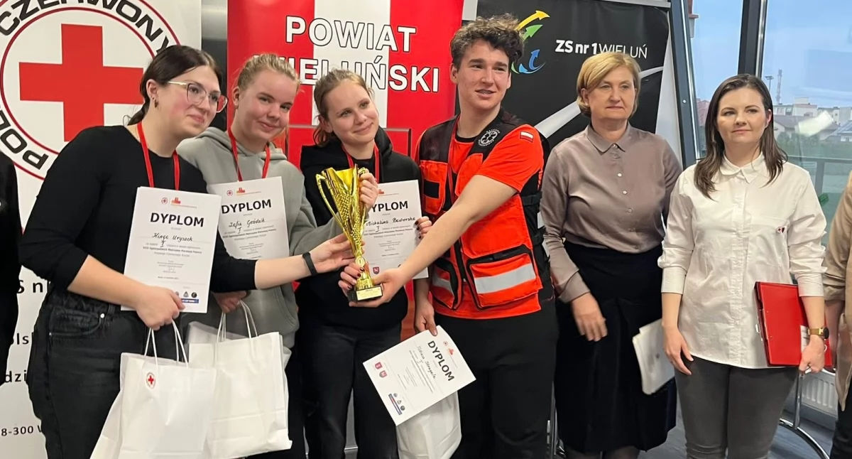 Na zdjęciu zwycięska drużyna etapu rejonowego XXXI Ogólnopolskich Mistrzostw Pierwszej Pomocy PCK/ fot.: I LO w Wieluniu