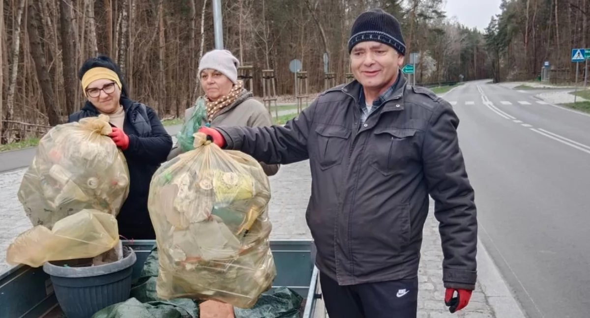 Na zdjęciu wielkie sprzątanie podczas akcji Czysta Gmina Rząśnia / fot.: Urząd Gminy Rząśnia