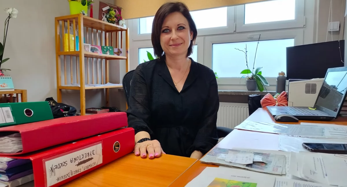 Na zdjęciu dyrektorka szkoły podstawowej w Toporowie Małgorzata Regiel – Bukowiec stanowczo dementuje plotki o likwidacji placówki / fot.: Joanna Major