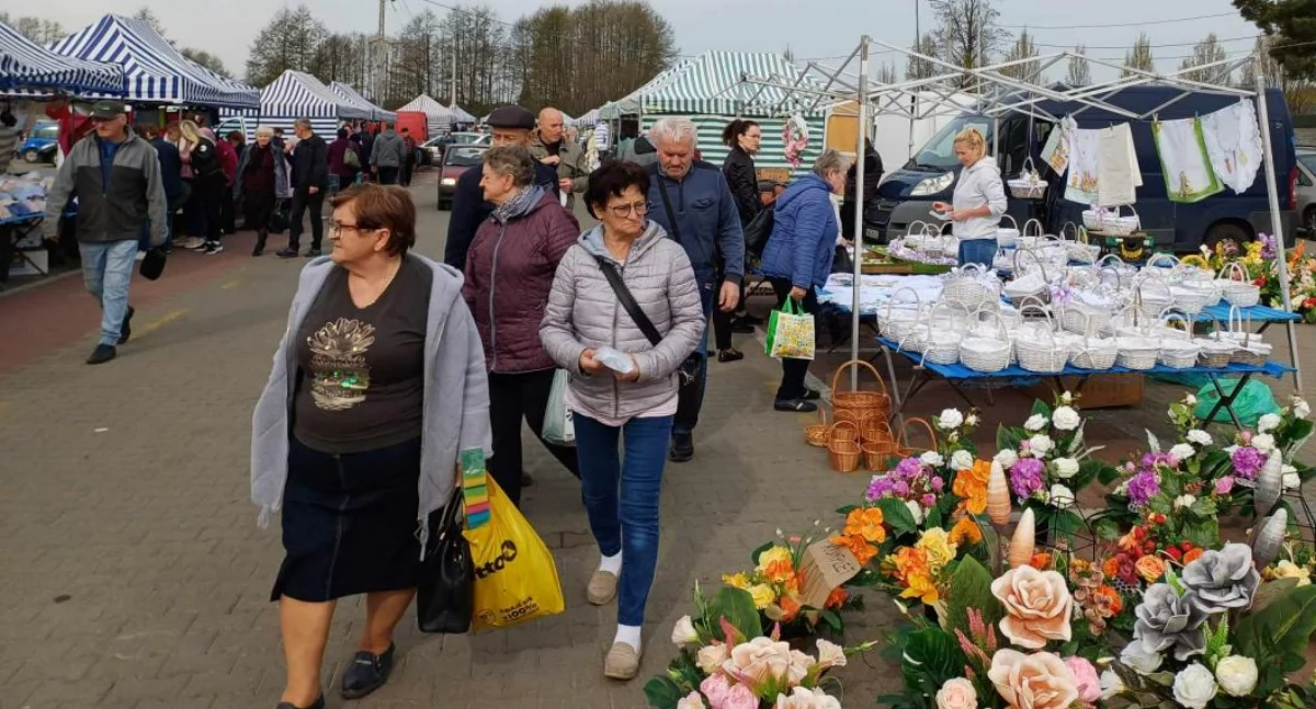Zdjęcia z targowiska przy ulicy Broniewskiego w Wieluniu / fot.: Elżbieta Mizak