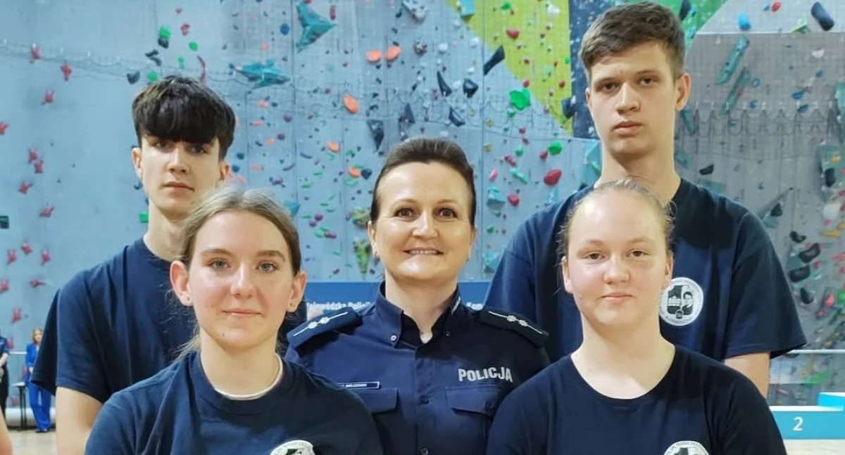 Na zdjęciu uczniowie Zespołu Szkół imienia Marii Skłodowskiej-Curie w Działoszynie wraz z rzecznik prasową KPP w Pajęcznie Wiolettą Mielczarek/fot. KPP Pajęczno (wszystkie)