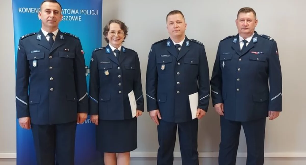 Na zdjęciu nowy naczelnik wydziału kryminalnego wieruszowskiej komendy, kom. Tomasz Strzała (drugi od prawej) oraz zastępca ast.szt. Izabela Baranowska (trzecia od prawej) / Fot. KPP Wieruszów