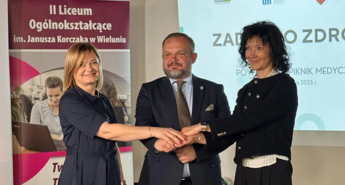 Zdjęcie z podpisania umowy patronackiej w II Liceum Ogólnokształcącym im. Janusza Korczaka w Wieluniu/ fot.: II LO w Wieluniu