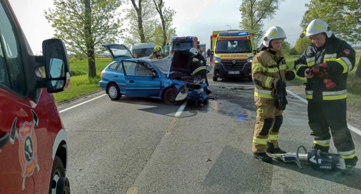 Zdjęcie z miejsca wypadku na DK42. Strażacy wyciągają z auta zakleszczonego kierowcę / fot.: OSP Praszka