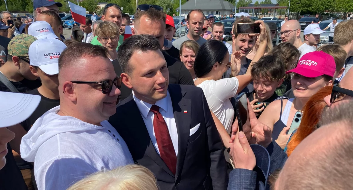 Na zdjęciu Sławomir Mentzen, kandydat na prezydenta Rzeczypospolitej Polskiej z wyborcami/ fot.: Iwona Augustyniak