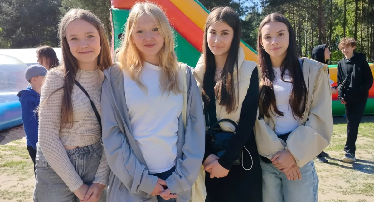Na zdjęciu uczennice ZSP im. Adama Mickiewicza w Parzymiechach, zaangażowane w projekt EkoCzynni, podczas Rodzinnego Pikniku Ekologicznego w gminie Lipie / fot.: Joanna Major