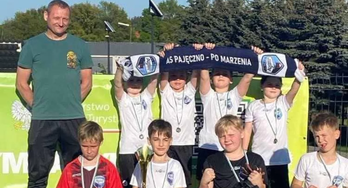 Na zdjęciu piłkarze Akademii Sportu Pajęczno wraz z trenerem Andrzejem Bęczkowskim/fot. AS Pajęczno