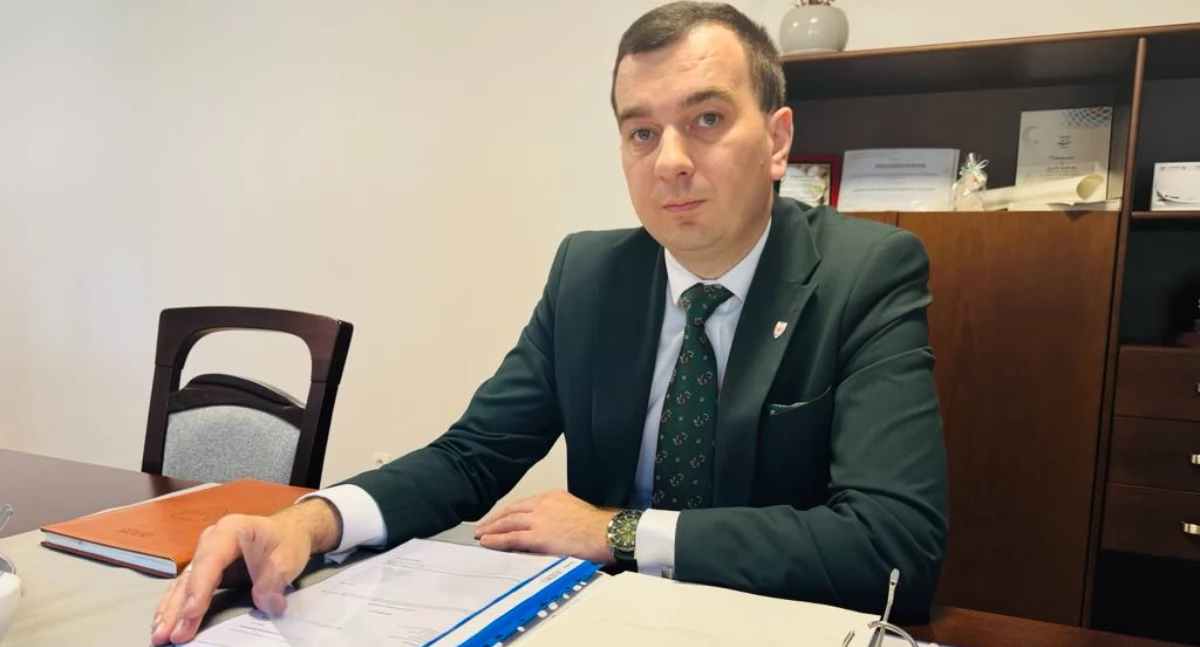 Na zdjęciu wójt gminy Siemkowice Kamil Ceglarek wyjaśnia wątpliwości mieszkańców w związku z wyburzeniem Willi fabrykanta / fot.: Sławomir Rajch