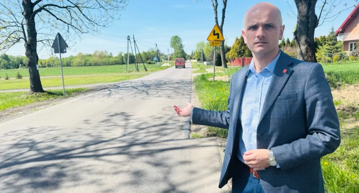 Wójt gminy Strzelce Wielkie Damian Ciemcioch opowiada reporterom portalu kulisy.net o nadchodzącej inwestycji drogowej. Na zdjęciu obecna droga w Wistce / fot.: Sławomir Rajch