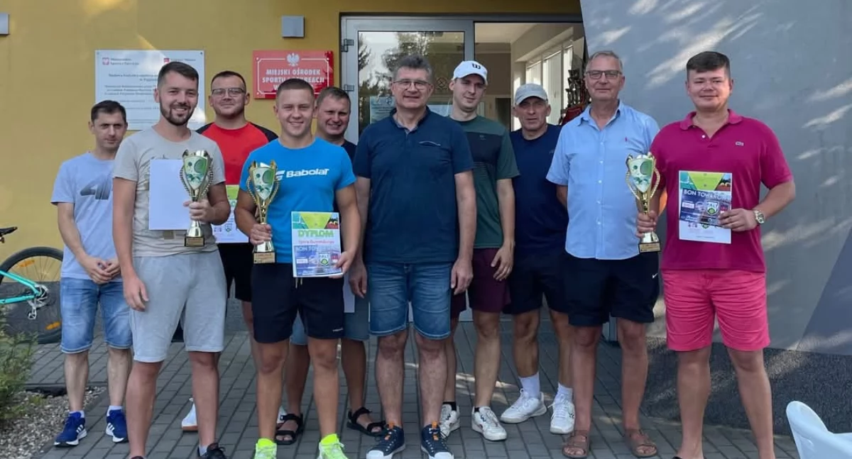 Na zdjęciu uczestnicy poprzedniej, 5. edycji Pajęczańskiej Amatorskiej Ligi Tenisa Ziemnego/fot. MOSiR Pajęczno 