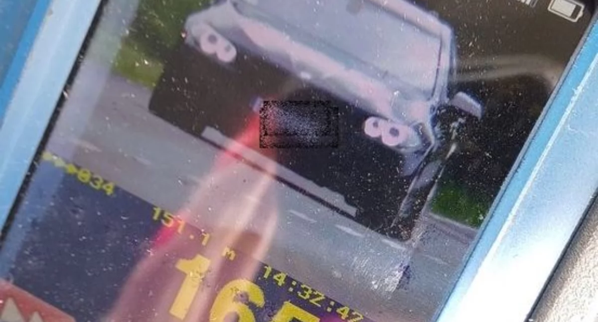 Na zdjęciu bmw, którego kierowca pędził jak szalony w obszarze zabudowanym / Fot. KPP Sieradz 