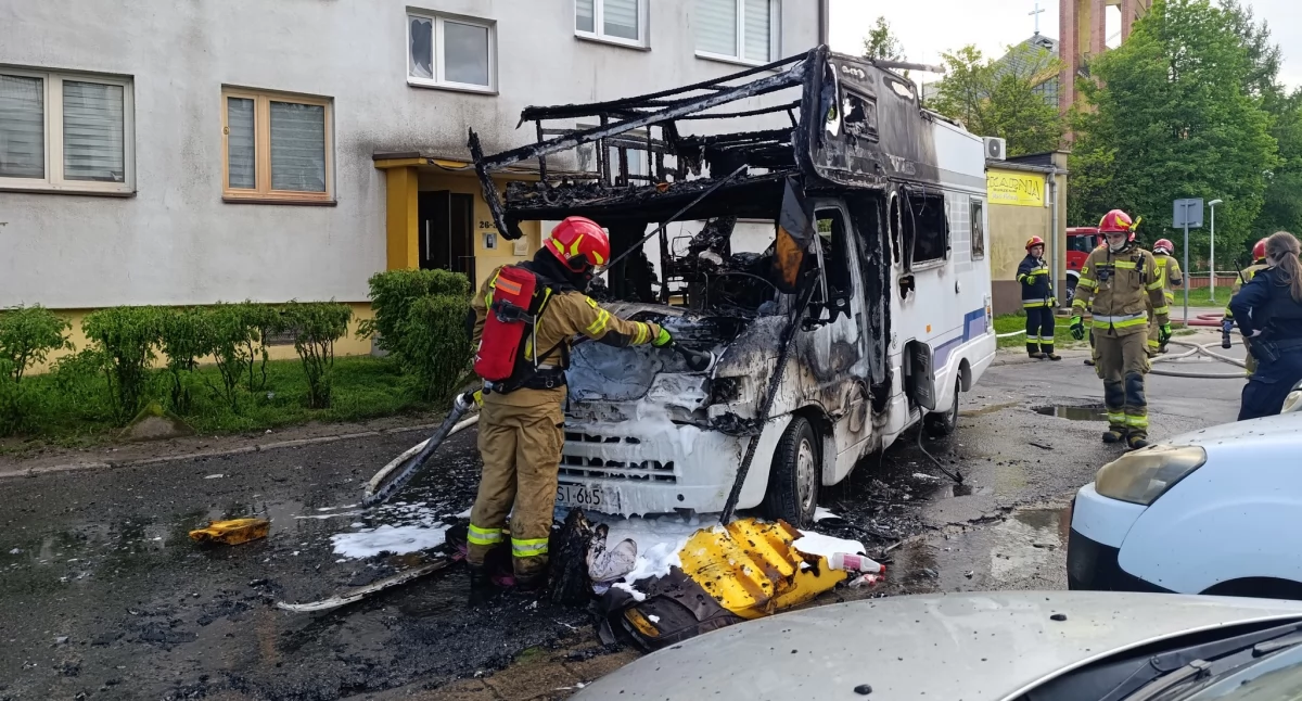 Na zdjęciu kamper, który spłonął pod jednym z sieradzkich bloków / Fot. Facebook / Interwencje PSP powiatu Sieradzkiego