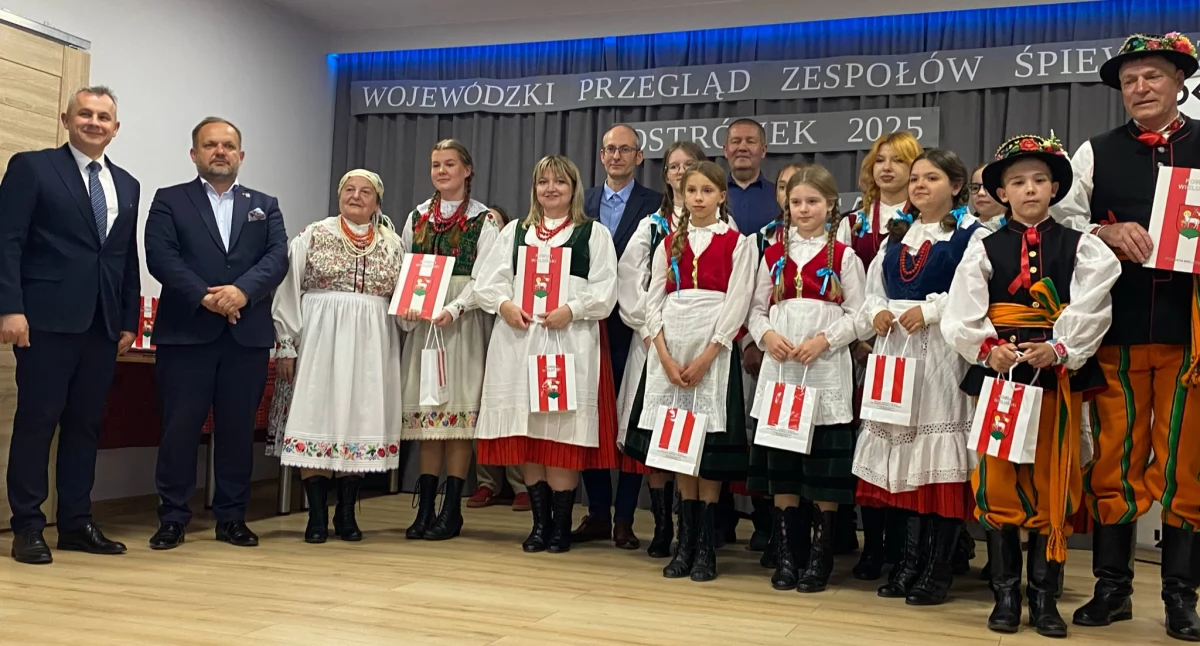 Zdjęcie z finałowej Gali Laureatów Wojewódzkiego Przeglądu Zespołów Śpiewaczych w Ostrówku/ fot.: Iwona Augustyniak