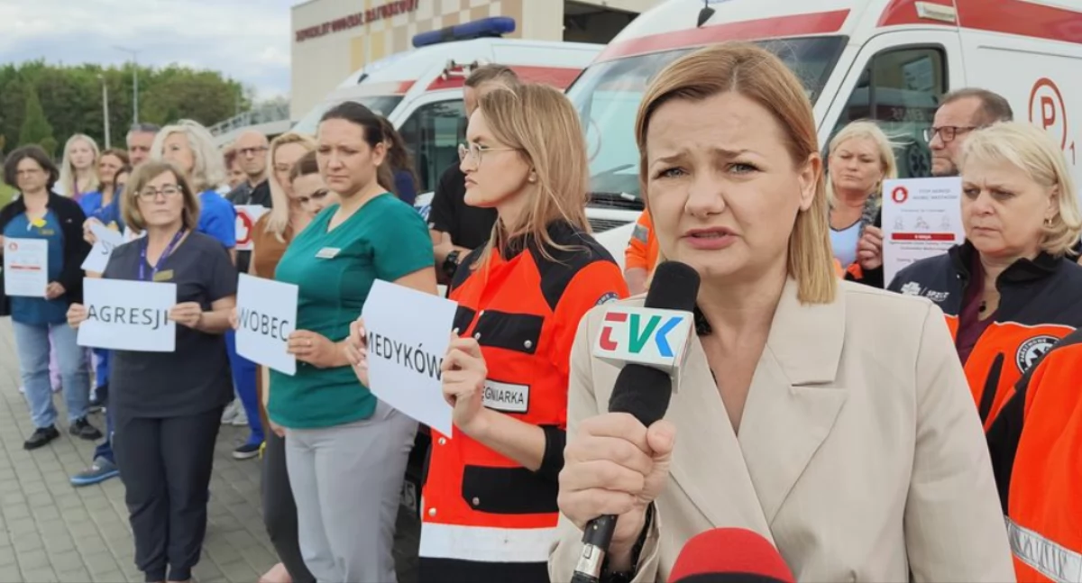 Zdjęcie z protestu przeciwko przemocy wobec medyków pod wieluńskim szpitalem / fot.: Radio Ziemi Wieluńskiej