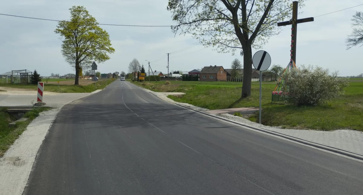 Na zdjęciu wyremontowany w końcu odcinek drogi powiatowej między Gabrielowem a Radoszewicami / fot.: Joanna Major