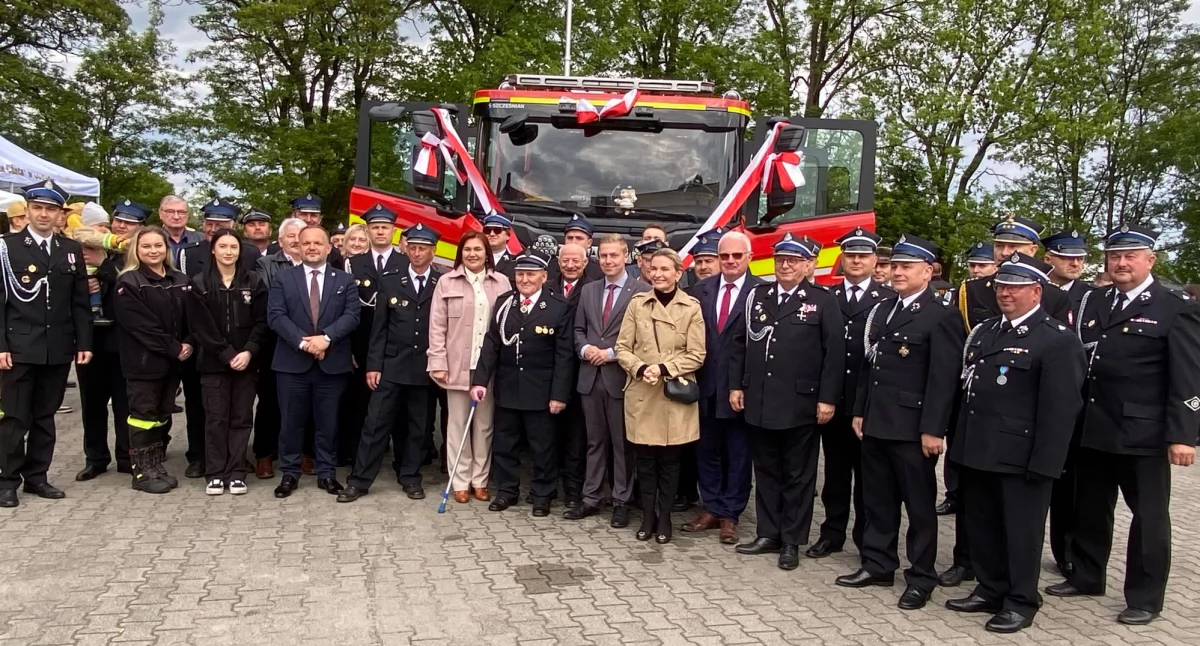Zdjęcie z przywitania wozu w Ochotniczej Straży Pożarnej w Ostrówku/ fot.: Iwona Augustyniak