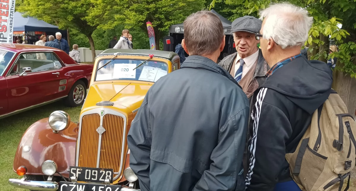 Na zdjęciu II Zlot Pojazdów Zabytkowych Dworek Lipie Mońkowie. 75-letnią IFĘ prezentuje Andrzej Mila z Częstochowy / fot.: Krzysztof Bularz