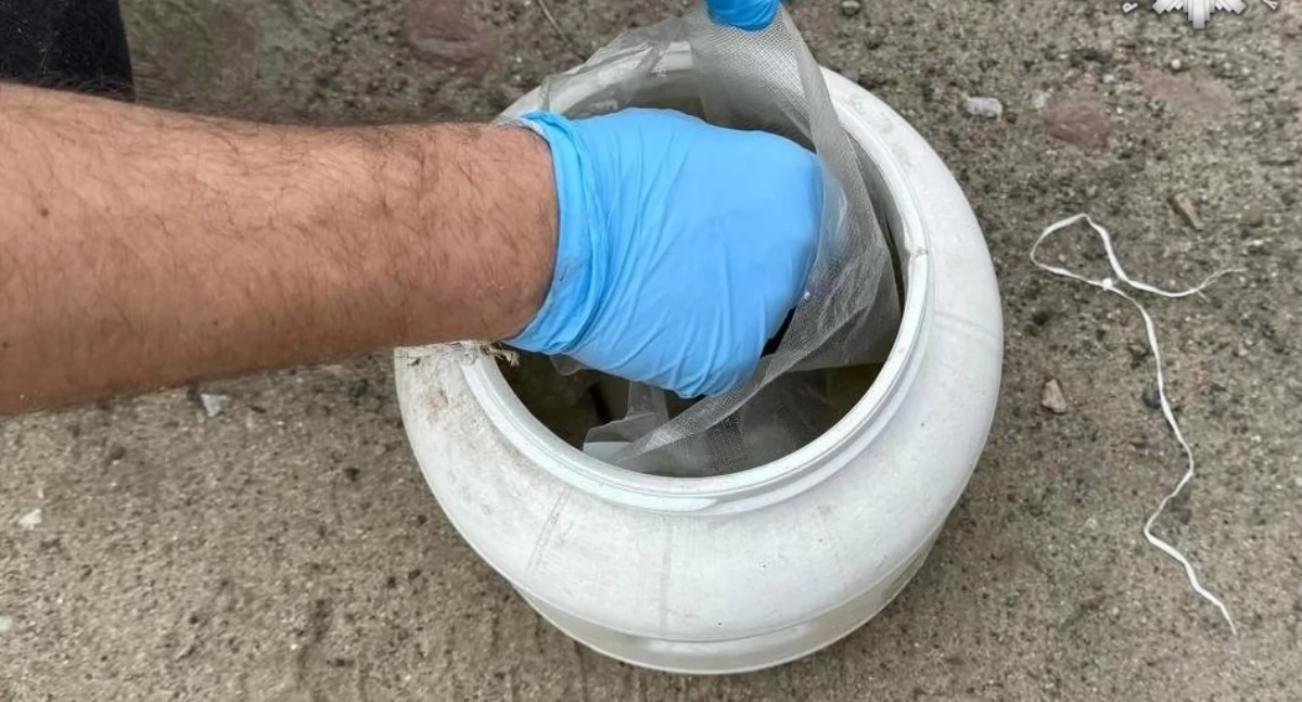 Na zdjęciu zabezpieczony towar, który pochodzi z nielegalnego laboratorium narkotykowego / Fot. KPP Kluczbork