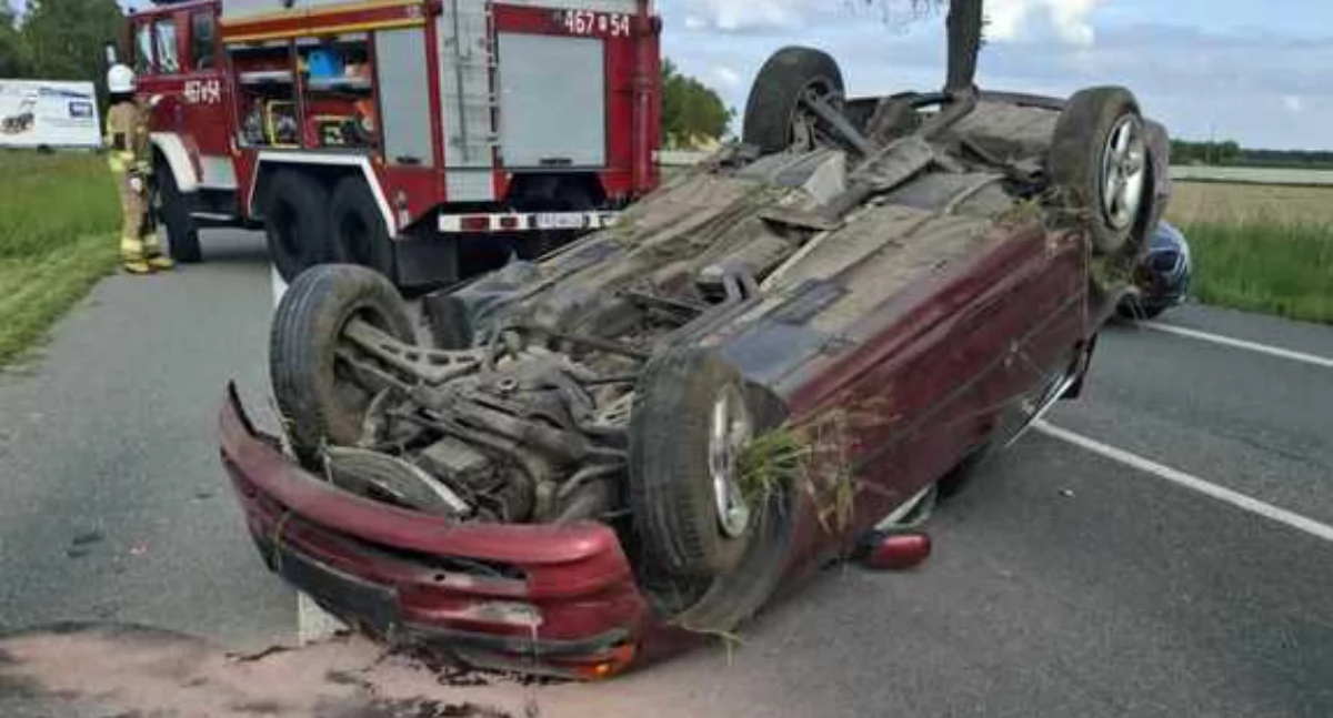 Na zdjęciu bmw, którym dachował 20-latek / Fot. KPP Kępno