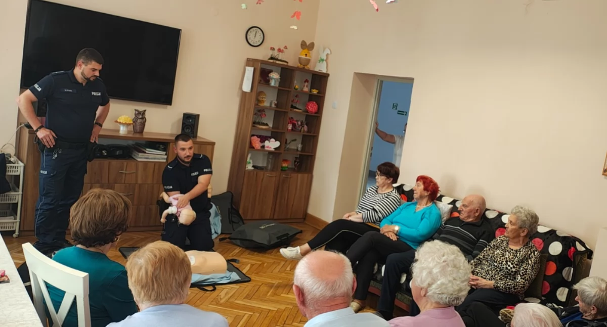 Na zdjęciu fragment spotkania z seniorami w Hucie / Fot. KPP Wieruszów