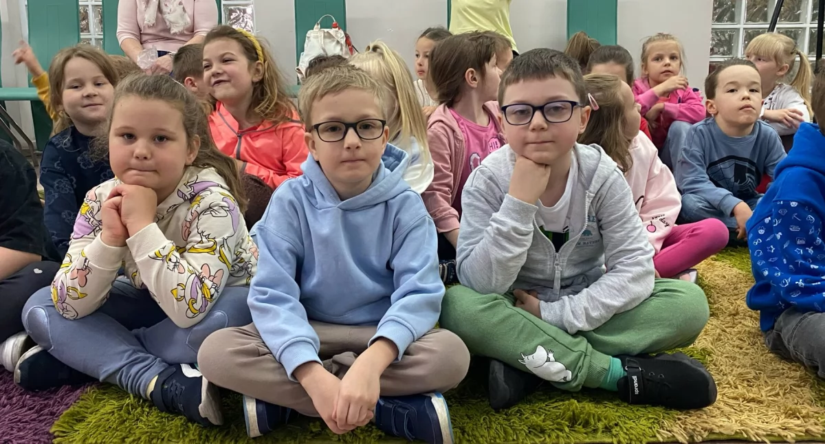 Zdjęcie ze spotkania edukacyjnego dzieci ze stomatologiem w  Miejskiej i Gminnej Bibliotece Publicznej w Wieluniu/fot.: Iwona Augustyniak