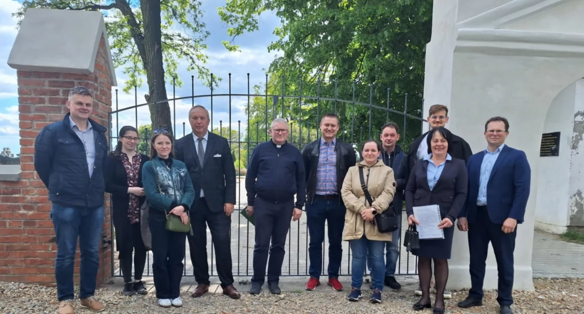Zdjęcie z odbioru prac konserwatorskich przy zabytku w Nowej Brzeźnicy / fot.: powiat pajęczański