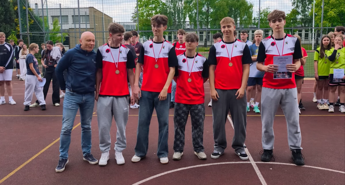 Na zdjęciu zwycięzcy w kategorii chłopców z Zespołu Szkół nr 1 w Wieluniu wraz z trenerem Robertem Grabowskim/fot.SZS Wieluń 