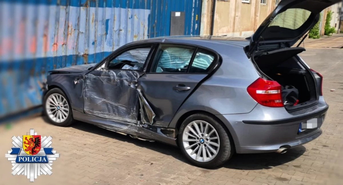 Na zdjęciu rozbite bmw, którym jechał 18-latek / Fot. KPP Radomsko 