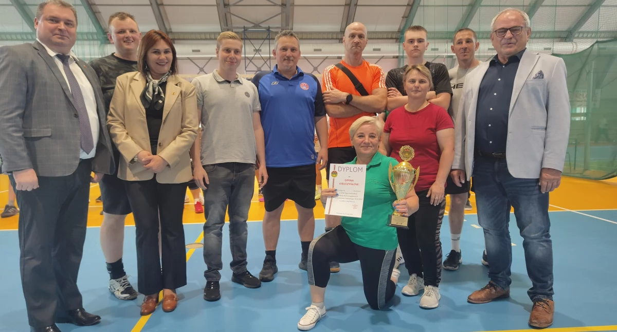 Na zdjęciu siatkarscy wicemistrzowie XXII Spartakiady - Gmina Kiełczygłów wraz z władzami województwa łódzkiego, a także burmistrzem Działoszyna - Rafałem Drabem/fot. Łukasz Płuciennik (wszystkie)