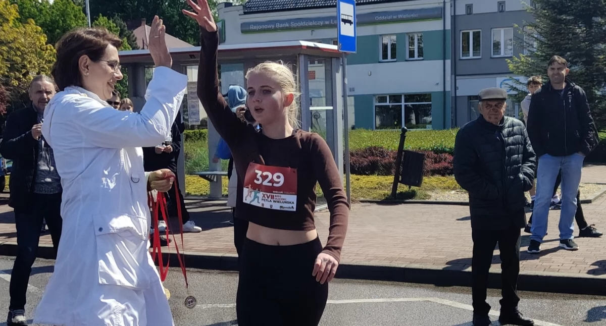 Na zdjęciu wiceburmistrz Wielunia Joanna Skotnicka - Fiuk oraz zwyciężczyni w kategorii szkół ponadpodstawowych na dystansie 1100 metrów - Oliwia Łukasik/fot. Łukasz Płuciennik 