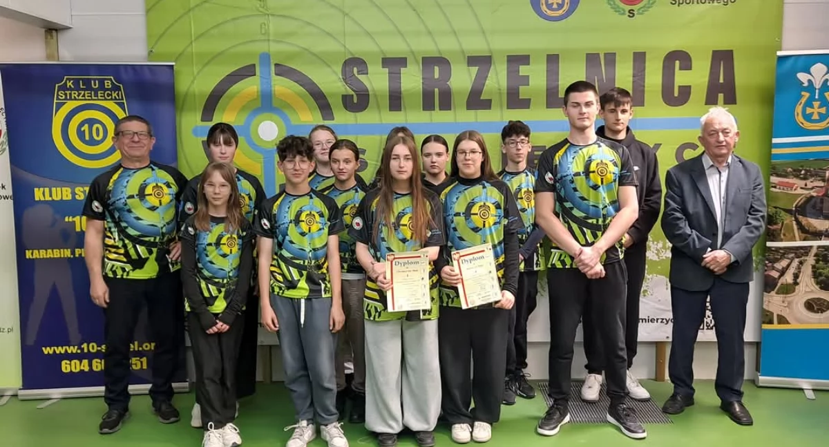 Na zdjęciu zawodnicy Okręgowego Klubu Strzelectwa Sportowego 