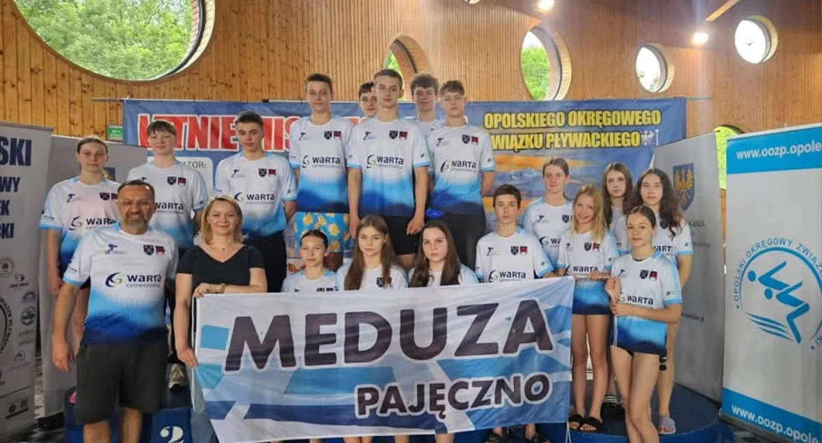 Na zdjęciu pływacy i pływaczki pajęczańskiej Meduzy wraz z trenerem i dyrektorem powiatowej pływalni w Pajęcznie - Pawłem Wolskim/fot. Meduza Pajęczno 
